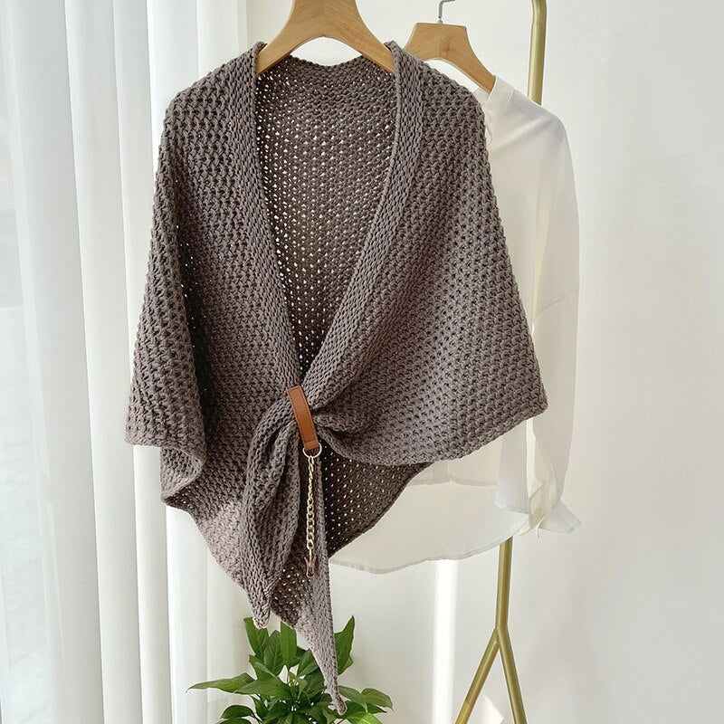 Juliet Moreau™ Trójkątny szal z dzianiny ze skórzanym zapięciem