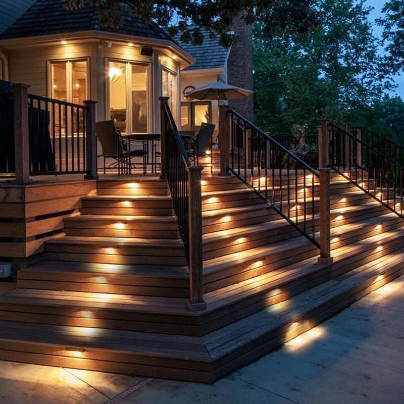 SmartDeck™ Wodoodporne, wielofunkcyjne lampy ogrodowe LED zasilane energią słoneczną